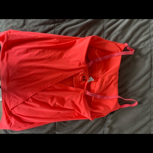 Underarmour workout top with padding - Picture 2 of 2